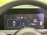 速度やシフト位置、航続可能距離などを画面に表示し、運転に必要な情報を確認できます。車両の状態を示す表示もまとまっており、走行前や停車中にも必要な情報を把握しやすい配置です。