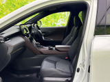 前席からはフロントまわりを見渡しやすく、運転席と助手席が並ぶ落ち着いた空間です。シートは身体を受け止める形状で、日常の移動でもゆったりお過ごしいただけます。