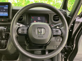 左右のスポークに各種スイッチが配置され、手元で扱える機能が充実しています。視線を大きく移さずに操作箇所を確認しやすく、普段の運転でも便利に活用できます。