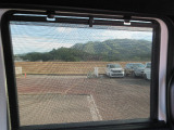 スライドドアにはロールサンシェードが付いており、日差しを和らげます