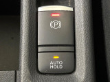【電動パーキングブレーキ】パーキングブレーキは便利な電動式!ボタン一つで操作でき、アクセルを踏めば自動で解除されます♪レバーやペダルが無いので運転席廻りもすっきりしますね♪