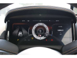 DB12から一新された新しいスピードメーター、画像は2眼モード、単眼モードにも切り替え可能で、様々な情報を表示可能です。