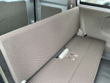 軽自動車とは思えない後席の広さで大人2人が乗っても広々快適にお過ごせます。