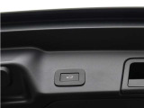 荷物で両手がふさがっているときにも便利なパワーテールゲート。スイッチ操作でテールゲートを開閉でき、日々のお買い物から旅行時の荷物の積み降ろしまで、使い勝手を高めてくれます。