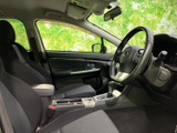 前席は身体を支える形状で、運転席と助手席それぞれにゆったり座れる空間です。ドア側からの乗り降りもしやすく、落ち着いた色合いの室内で毎日の移動を快適にお過ごしいただけます。