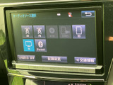 ラジオやテレビ、Bluetoothなど、選択できるオーディオソースが画面に並びます。使いたい音源を確認しながら選べるほか、交通情報の項目も備わり、日々の移動に役立つ便利な装備です。