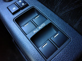運転席から全ての窓の開閉ができます。