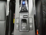 シフトレバーに連動してパーキングブレーキをかけてくれる電d峰パーキングブレーキシステム搭載のお車になります!!渋滞時にとても便利なブレーキホールド機能もありますよ!!