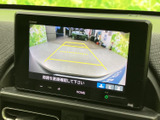 後方の映像とガイド線を画面で確認でき、駐車時の後退をサポートします。車両後方の様子を把握しやすく、駐車スペースへの出し入れや狭い場所での切り返しにも役立つ便利な装備です。