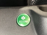 ECON モードをON にするとアクセルペダルの動きに対するエンジンの反応とエアコンの制御を切り換えることで、燃費のいい運転をするドライバーがペダルを踏んだ時と同じようにエンジンを制御します。