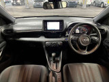 運転席の画像です。足元やシートまわりに余裕があり、リラックスした姿勢で運転が可能です。視界も良好で操作系へのアクセスもしやすく、快適で安心感のあるドライブをサポートします。