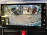後方の映像に加えて目安となるガイド線が表示され、駐車時に周囲との距離感を確認する際に役立ちます。車両後方を目視でも確かめながら活用できます。