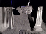 BMWはオルガン式アクセルペダルを採用しています。踏み込む足とペダルが同じ軌跡を描くため、かかとがずれにくく、アクセルコントロールがよりしやすくなるメリットがあります。