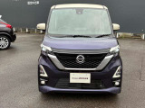 日産のブランドを象徴するVモーショングリルです。