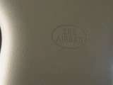フロントSRSエアバッグは車両前方から乗員が重大な傷害を受けるおそれのある大きな衝撃を受けた場合に作動し、シートベルトが身体を拘束する働きと併せて前席乗員の頭部や胸部などへの衝撃をやわらげる装置です。