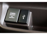 USBソケットがついていますのでコードを繋げばスマートフォンなどの充電が出来ます!オーディオソース USB 対応しております。