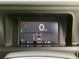 速度やシフト位置、燃料残量などの情報がまとまって表示され、運転中に必要な状況を確認しやすい配置です。表示が見やすく、走行前の確認や日々の運転をサポートします。