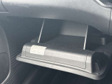 グローブボックスです!上下にスペースがあり、車検証や小物を収納可能です