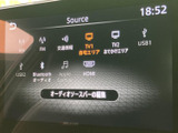 AM・FMやUSB、Bluetooth、HDMIなど複数の音源が画面に表示され、使いたい項目を選びやすい構成です。お好みの音源を選んで、車内での時間を楽しめます。