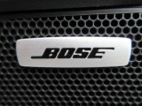 BOSEサウンドシステムを搭載。「良い音を出す」ではなく、その車種のごとに特徴を計算(車種専用設計)し、「反響音」を作り出すことによってどの座席でも自分中心で音が聴こえ、「心地よい空間」を作り出します。