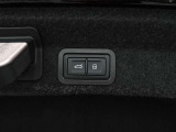 両手がふさがるほどの荷物があるとき、とても便利なオートマチックテールゲートが装備されております。