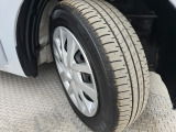 車両デザインに調和するホイールカバーを装備。タイヤの溝の状態もご確認ください。