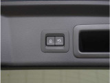 【パワーリアゲート】スイッチを操作することにより、リアゲートが自動で開閉します。自動開閉中のリアゲートを、半開以上の位置で止めることができます。