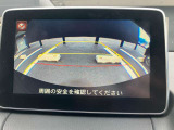 バックカメラ付きで駐車場の車庫入れをサポートします。