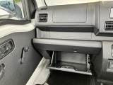 【グローブボックス】現在では車検証入れなどとして活用されることが多いですよ☆