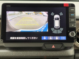 後方の映像と車両周囲の表示を確認でき、駐車時の状況把握に役立ちます。画面には目安となるガイドも表示され、限られたスペースでの駐車や後退をサポートします。