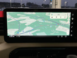 地図を大きく表示でき、道路や周辺の位置関係をひと目で把握しやすい画面です。検索欄や画面端のアイコンも見やすく、目的地の確認やルート設定を手軽に行えます。