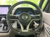 握りやすいステアリングは、運転のしやすさを追求した設計。操作性も高く、快適なドライビング体験を提供します。スムーズな操作感も魅力です。