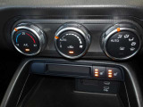 車内快適オートエアコン。大きなダイヤル式で操作性も良好です
