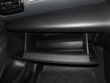 車検証などの収納に便利なグローブボックスです。