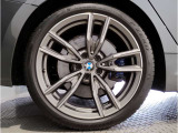BMWの純正アロイホイールは軽量かつ強度にも優れているホイールで走行性能を引き上げる設計になっております。足元にもBMWは妥協がなくこだわっている個所になります。