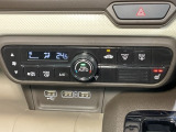 操作性の良いエアコンパネル。前席シートヒーター(運転席側)で寒い冬も快適ドライブ。