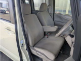 納車時には室内周りからシート床に至るまで除菌清掃しております。エンジンルーム、ボディースタッフが一生懸命クリーニング磨き上げしております。