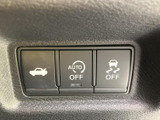運転席まわりのスイッチには、車両の操作に関わる表示がまとめられています。各ボタンのマークを見て機能を把握しやすく、必要な設定を確認する際にも便利な配置です。