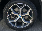 BMW純正アルミホイール。洗練されたデザインで、足元の個性を引き立てます。