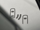 【ブラインドスポットモニター】走行中、ドアミラーの死角になりやすい箇所に後続車が接近するとサイドミラーのレンズに警告を表示!ドライバーに注意喚起をしてくれます。