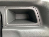 運転席右側にも小物の収納スペースがあります。