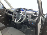 運転席周りのレイアウトをご覧ください。ナビゲーションが綺麗に装着されすっきり収まってますね!