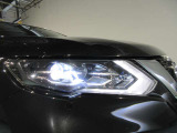 白く自然に近い明るさで視認性が高い「LEDヘッドライト」で安全、快適に。便利なオートライトシステムを装備してます。