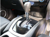 『1台』のお車に対して、3名体制で日々議論を重ね仕入れを行っております。