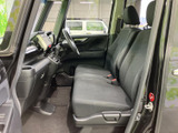 前席は視界を遮りにくい配置で、運転席から助手席まで見通しやすい室内です。座面と背もたれには落ち着いた色合いを採用し、清潔感のある雰囲気。足元にもゆとりが感じられ、毎日の乗り降りも快適です。