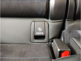 【コックピットシート】BMW車の主役席。車体中央にくる様に配置し車両重心とが一致する事でドライバーと車との一体感あるドライビングを実現。人間工学に基づき形成した形状が長時間のドライブ疲労も軽減します!