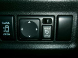 電動格納式ミラーなので、対向車などとのすれ違い時にも便利です。