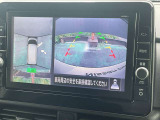 上から見下ろしているような視点で周囲が確認できるアラウンドビューモニターです。上から見下らしているような映像によって縦列駐車もラクラク、駐車が苦手な人の強い味方です!