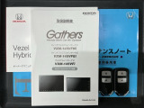 スマートキーは鍵をバッグに入れたままでもドアロックの開閉やエンジンのON・OFFができます。夜間や雨の日も鍵を探さなくて良いので便利です。