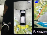 後方の映像に加え、車両を上から見た表示も確認できるため、駐車時の周囲確認に役立ちます。ガイド表示を参考に、車両と周囲の位置関係を確かめられます。